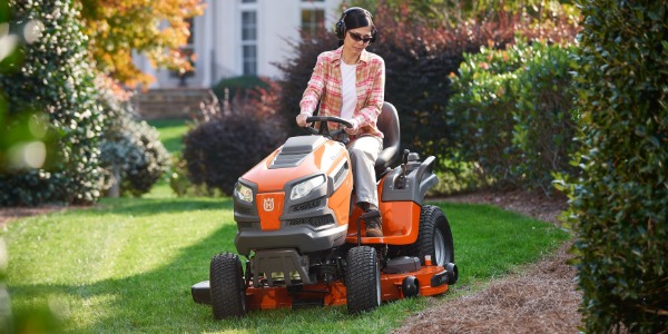 Tractoare tuns iarba Husqvarna promotie primavara